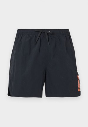 Zwarte zwemshorts tot op de knie met een elastische tailleband, trekkoord en een oranje afbeelding op het rechterbeen, afgebeeld tegen een lichtgrijze achtergrond.