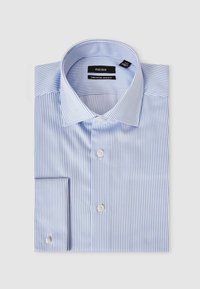 Chemise à rayures bleu clair et blanc en coton pur, dotée d'un col ouvert, d'une patte de boutonnage et d'un poignet à un bouton.