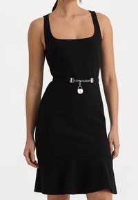 Czarna sukienka bez rękawów z kwadratowym dekoltem, dopasowanym body i rozkloszowanym dołem, z czarnym paskiem z metalowym łańcuszkiem i zapięciem w kształcie zamka.