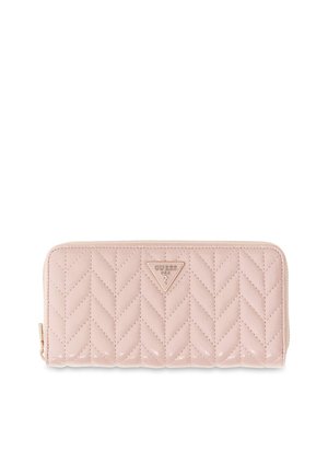 Portafoglio trapuntato rosa chiaro con zip a giro, cuciture a chevron e placca triangolare con logo Guess USA sul davanti.