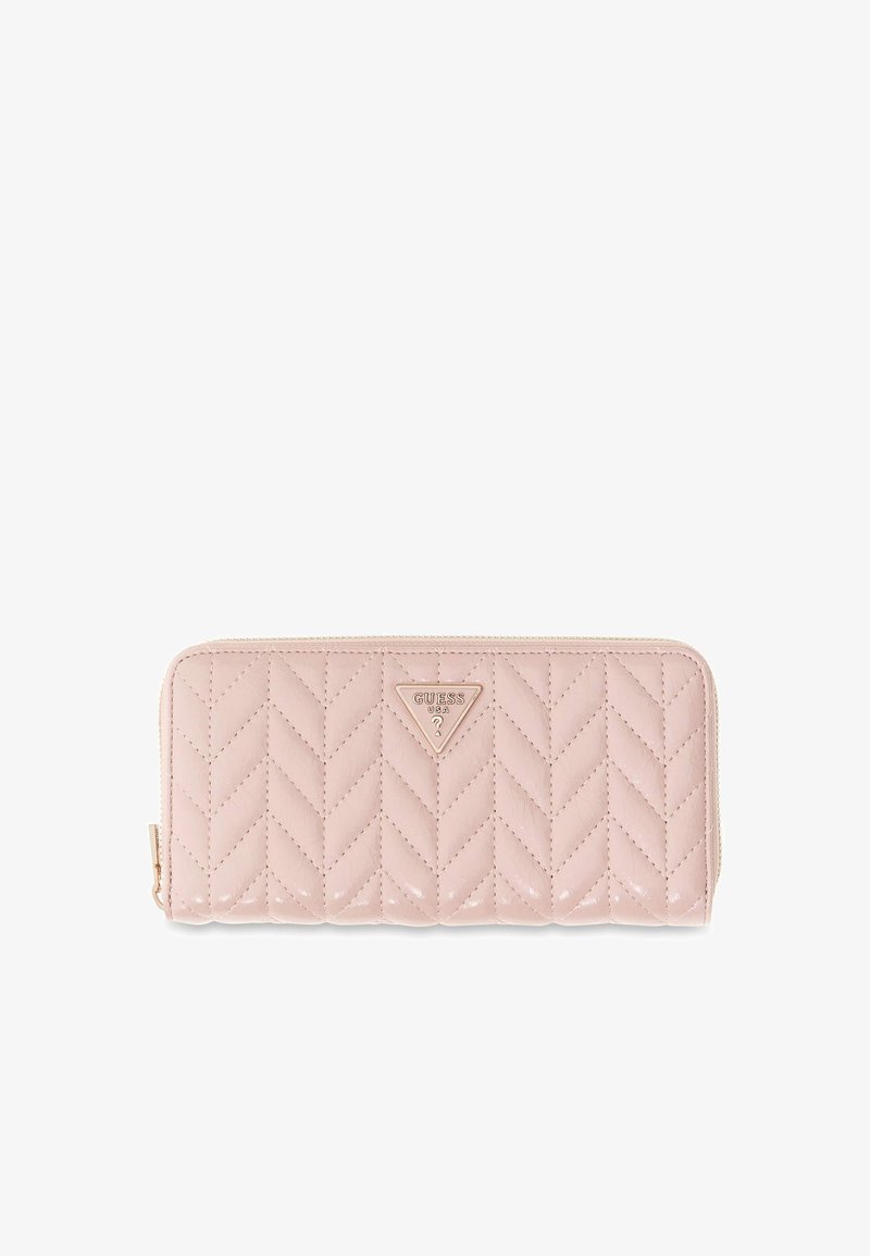 Portefeuille rose clair matelassé avec fermeture éclair tout autour, coutures en chevrons et plaque triangulaire avec logo Guess USA sur le devant.