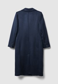 Cappotto di lana navy con design a un petto, colletto a intaglio, maniche lunghe e polsini con bottoni. Presenta una fessura posteriore per facilitare i movimenti.
