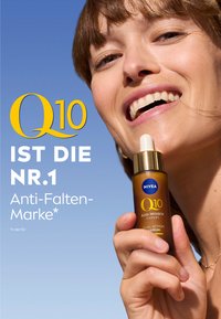 Braune Glaspipette mit goldener Kappe, beschriftet mit "NIVEA Q10 Anti-Falten Experten", vor einem blauen Himmel als Hintergrund gehalten.
