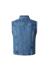 Modrá džínová vesta s golierom, bez rukávov a s surovými okrajmi. Zadná strana je jednoduchá, s vertikálnymi švami, ktoré vystavujú textúrovanú látku.