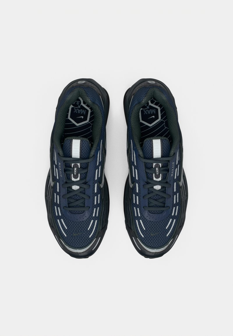 Ein Paar dunkelblaue und schwarze Nike Air Max Sneakers mit reflektierenden Details, schwarzen Schnürsenkeln und sichtbaren Dämpfungssohlen, von oben betrachtet.