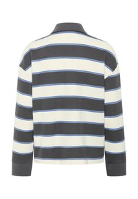 Polo à manches longues rayé en crème, gris foncé et bleu clair. Dispose d'un col, d'une texture douce et de poignets côtelés. Design simple, coupe décontractée.