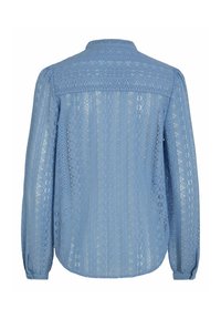 Blouse en dentelle bleu clair à manches longues, avec un motif floral texturé, un col mandarin et des poignets boutonnés.