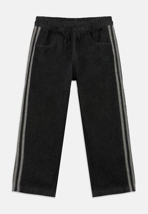 Črne jeans trenirke z elastičnim pasom, vrvico za zatezanje, sprednjimi žepi in sivimi črtami ob zunanji šivi na obeh nogah.