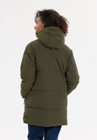 Olivengrøn pufferjakke med hætte, der har et quiltet design, sidelommer med lynlås og en afslappet pasform. Rygsækvenlig og let.