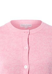 Roze gebreide cardigan met een ronde halslijn, ribbeltextuur en drie knopen. Etiket leest "Marie Lund COPENHAGEN," maat S.