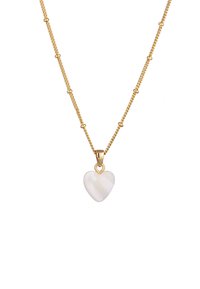 Guldtonet halskæde med en snoet kæde og et hjerteformet, uigennemsigtigt hvidt vedhæng lavet af sten, sikret med en guldprongindstilling.