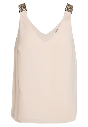 Top sin mangas color beige con escote en V, que presenta acentos de joyería en las tirantes y una tela suave y ligera. Sin patrones adicionales.