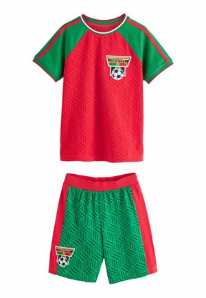 Completo da calcio per bambini del Portogallo rosso e verde con motivi geometrici, maglietta a maniche corte e pantaloncini, ognuno con una toppa con il pallone da calcio.