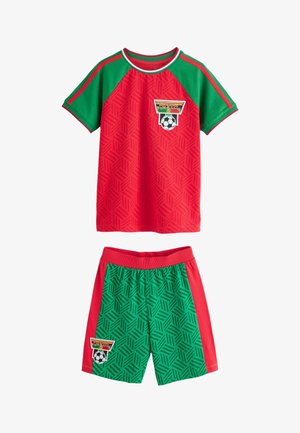 Tenue de football pour enfant du Portugal rouge et verte avec des motifs géométriques, t-shirt à manches courtes et short, chacun avec un écusson de ballon de football.