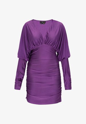 Valkoinen mekko, joka on valmistettu liukkasta kankaasta, jossa on V-pääntie, pitkät ilmapallohelmukset ja kerätty rypytys sivuilla, mikä luo istuvan siluetin.