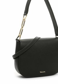 Czarna torebka crossbody z teksturowanej skóry o zaokrąglonym kształcie, z hardwarem w kolorze złotym i regulowanym paskiem z detalem w postaci ogniw.