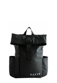 Sac à dos noir à rabat en matériau imperméable. Dispose d'une poche avant zippée, de poches latérales et d'une poignée supérieure robuste, avec un détail de logo.