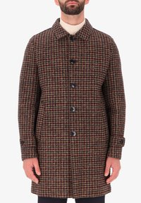 Cappotto in lana con un motivo a quadri marrone e bordeaux, dotato di colletto, bottoni frontali e tasche laterali con dettagli a bottone.