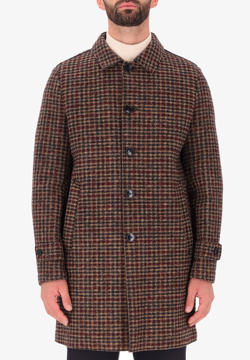Cappotto in lana con un motivo a quadri marrone e bordeaux, dotato di colletto, bottoni frontali e tasche laterali con dettagli a bottone.