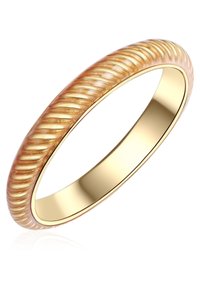 Zlati prstan z zasukano vrvico na zunanjosti, gladko notranjo trak in polirano površino z svetlečim izgledom.