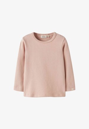 Svijetloružičasta košulja dugih rukava od mekanog materijala, s okruglim izrezom i malim oznakom na rubu. Jednostavan i klasičan dizajn.