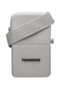 Pouch grigia testurizzata con chiusura a zip, dotata di una cinghia in gomma impressa con "havaianas" e un logo ovale liscio.