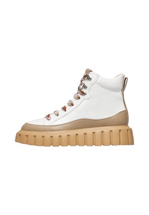 Sneaker alta con tomaia in pelle bianca textured, suola in gomma beige, lacci multicolori e occhielli metallici. Punta arrotondata, silhouette imbottita.