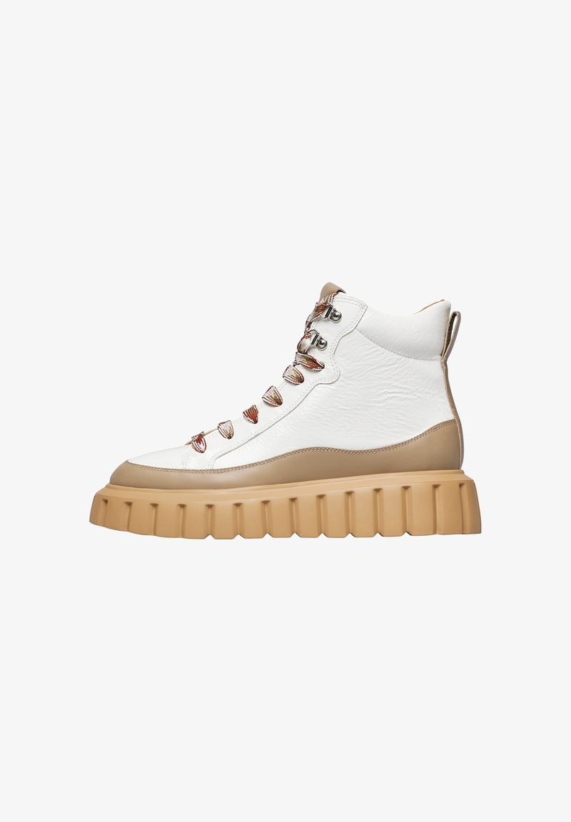 Sneaker alta con tomaia in pelle bianca textured, suola in gomma beige, lacci multicolori e occhielli metallici. Punta arrotondata, silhouette imbottita.