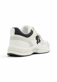 Scarpe da ginnastica bianche e grigie con una finitura in pelle liscia e suede. Presentano un logo in accento nero e una suola ammortizzata con battistrada testurizzato.
