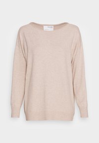 Jasnobeżowy, luźny sweter z grubym splotem, o szerokim dekolcie i obniżonych ramionach. Posiada prążkowane mankiety i dół, gładką fakturę na całej powierzchni.