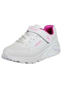 Scarpa sportiva bianca con accenti rosa, dotata di chiusura con fascia, fodera in rete traspirante, suola in gomma testurizzata e dettagli perforati.