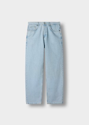 Lys blå rette denimjeans med frontlommer, beltehemper og knappelukking på en grå bakgrunn.