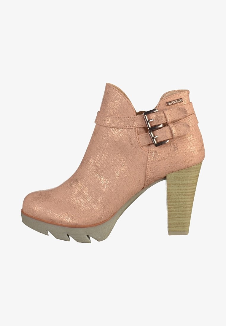 Rosa ankelstövel med strukturerad yta, dubbel spänne och klack av blocktyp. Har en beige plattformssula och ett robust mönster.