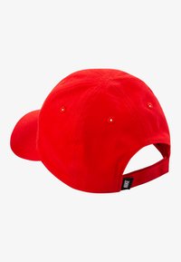 Rødt baseballcaps laget av bomull, med buet skjerme, seks-panel design, og justerbar stropp bak med en logoetikett.