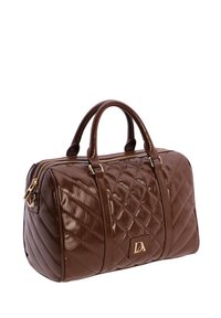 Bolso de mano de cuero marrón acolchado con doble asa, cremallera dorada y una pequeña placa con el logo en el centro frontal.