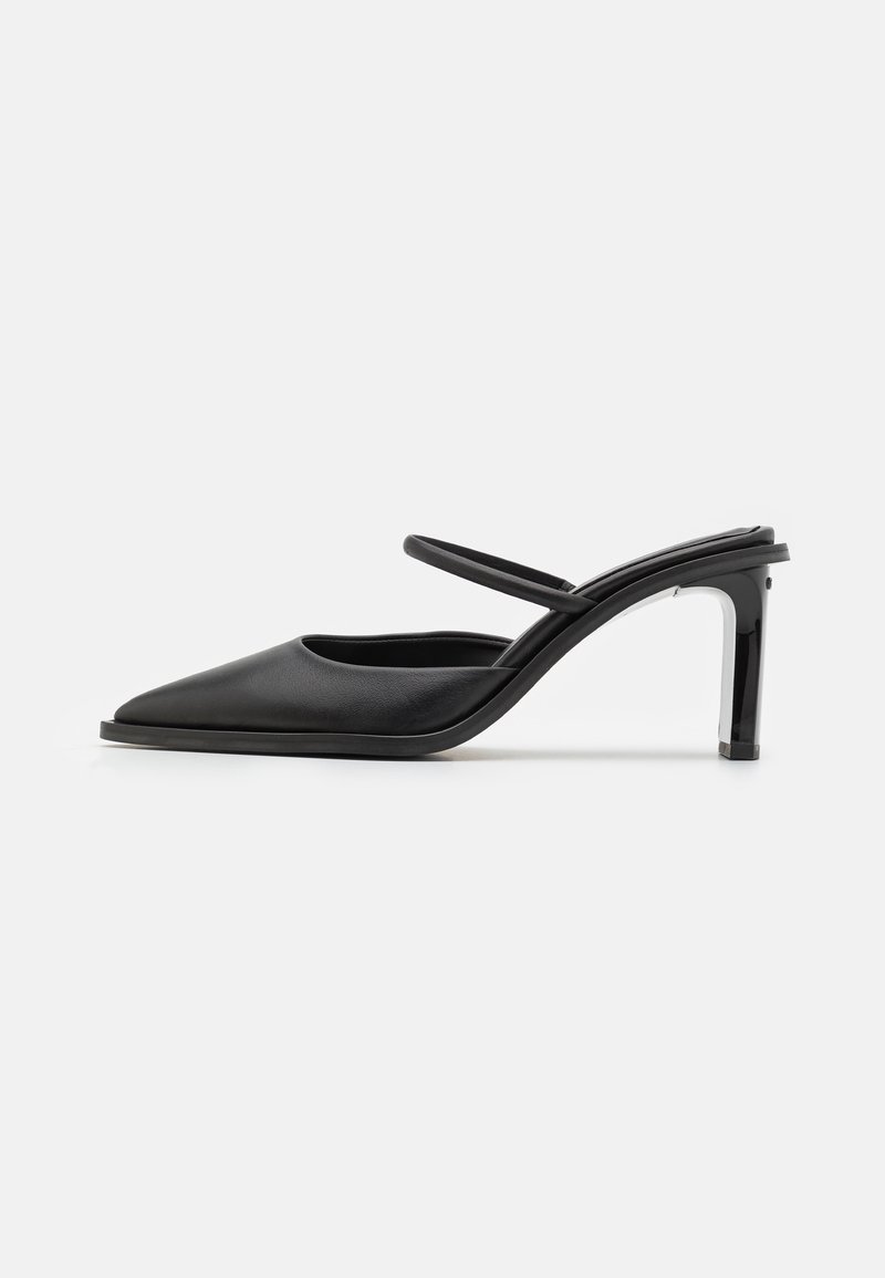 Mule en cuir noir à bout pointu avec une fine bride sur le dessus et un talon stiletto incurvé de hauteur moyenne.
