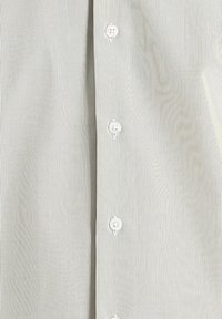 Camicia button-up a strisce leggere con sottili linee verticali in crema e grigio chiaro. Presenta cinque bottoni bianchi sul davanti.