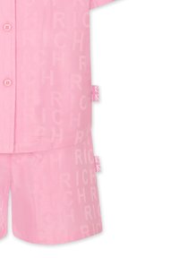 Set di camicia a maniche corte e pantaloni corti rosa realizzato in tessuto morbido, con un motivo "RICH" su tutta la superficie e piccoli dettagli della Union Jack.