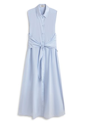 Vestito midi azzurro chiaro senza maniche, con colletto, chiusura frontale con bottoni e cintura annodata in vita.