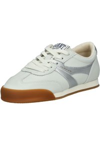 Bílé kožené tenisky se stříbrnými detaily, mají béžovou gumovou podrážku, zaoblenou špičku, šněrovací design a logo na jazyku.