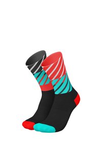 Bunte Socken mit einem gemusterten Design in rot und türkis gestreift. Schwarzer Grund mit kontrastierenden roten und türkisfarbenen Zehenakzenten.