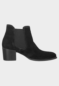 Botines de ante negros con puntera cerrada, paneles laterales elásticos y un tacón apilado con detalle de costura visible.