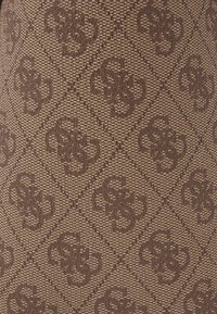 Tessuto marrone testurizzato con un intricato motivo a diamante e design del logo ripetuti in un filo marrone più scuro.
