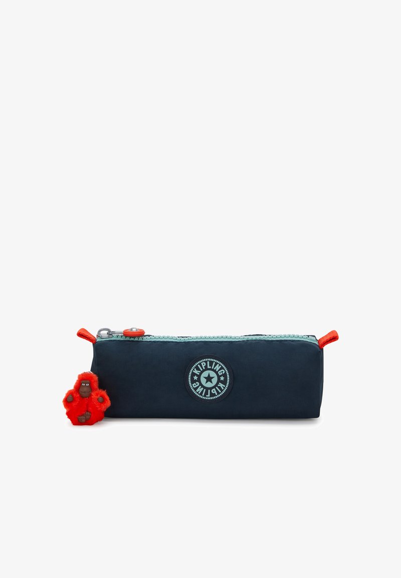 Trousse rectangulaire marine avec fermeture éclair bleu clair, tirettes rouges, logo Kipling, et porte-clés en peluche rouge petit singe attaché.