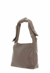 Sac à bandoulière en cuir taupe avec une anse nouée. Présente une texture lisse et un design minimaliste, avec un détail discret du logo de la marque.