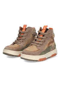 Hoge sneakers van lichtbruin suede en leer, met oranje accenten, vetersluiting voor, zijrits en rubberen zool met grip.