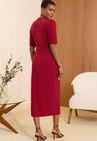 Love & Roses PETITE FIT - TAILORED BELTED V NECK SHORTS SLEEVE - Rochie de zi - red