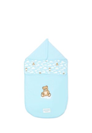 Jasnoniebieski kocyk niemowlęcy z kapturem, z nadrukiem misia i wzorem chmur, z centralnym motywem misia oraz metką "Moschino Baby".
