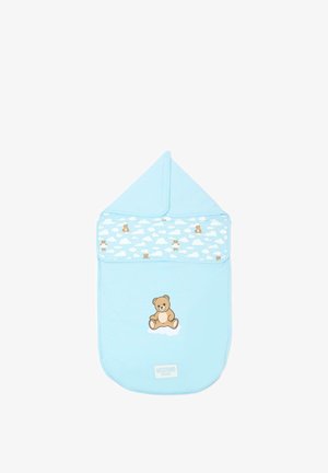 Lichtblauwe babyhooded deken met teddyberenprint en wolkenpatroon, met een centrale teddybeer ontwerp en een "Moschino Baby" label.