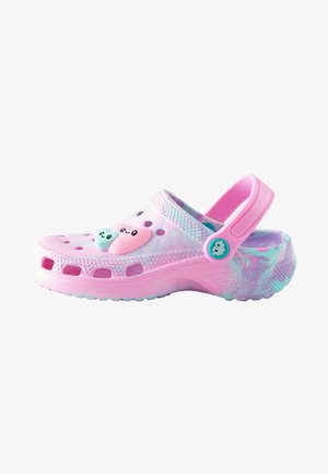 Zoccolo traslucido rosa con decorazioni a forma di cuore, cinturino regolabile sul tallone, fori per la ventilazione e design della suola marmorizzato in colori pastello.